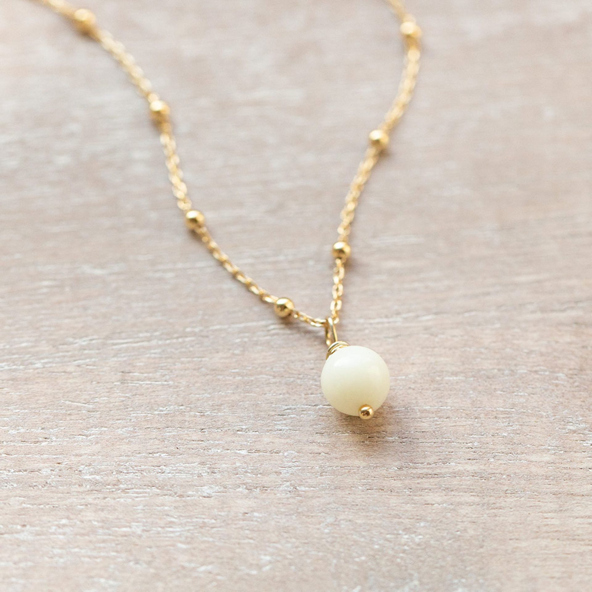 Halskette mit Kugeln und Muttermilchperle Individueller Schmuck für Mütter