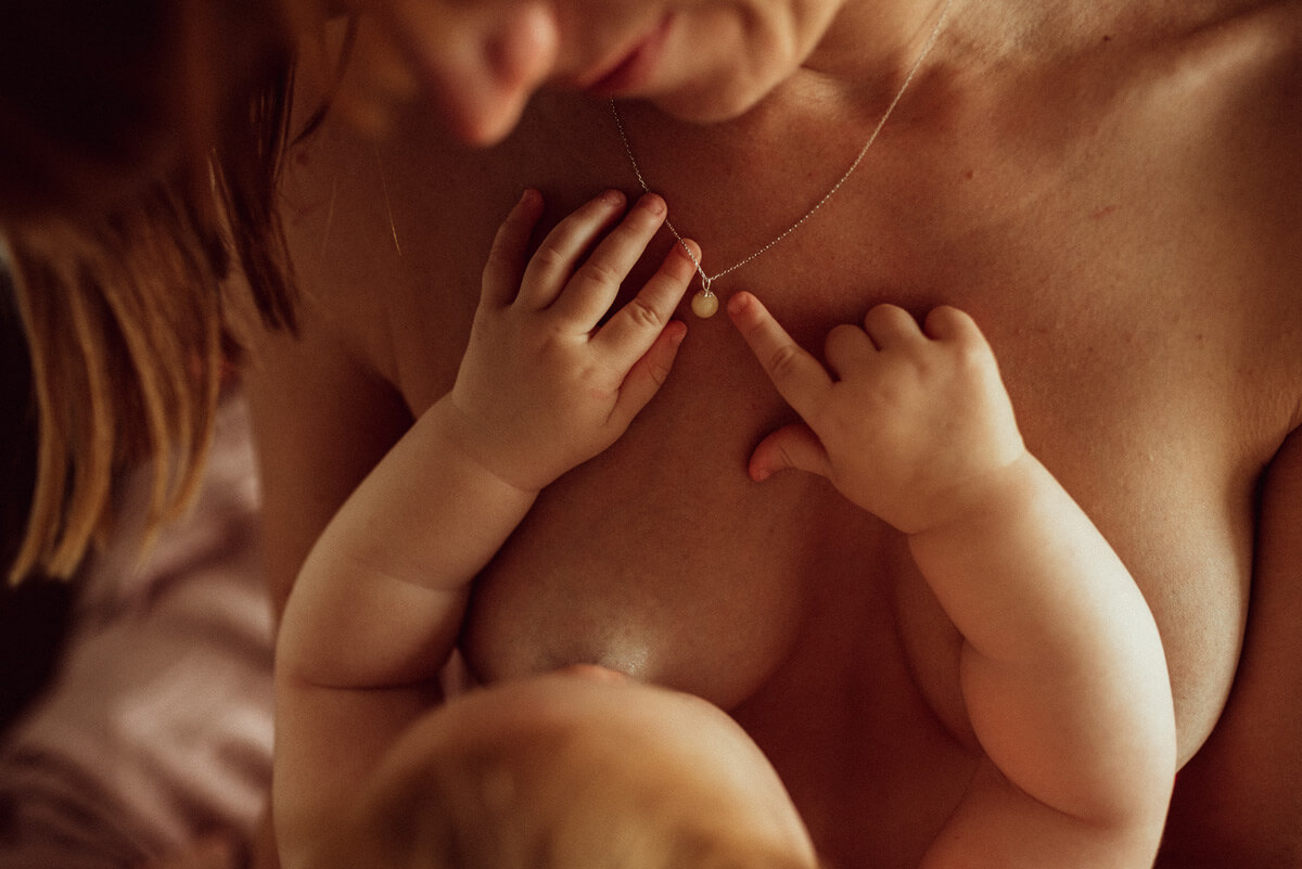 Mutter stillt Baby Muttermilch Mythen Stillbeziehung