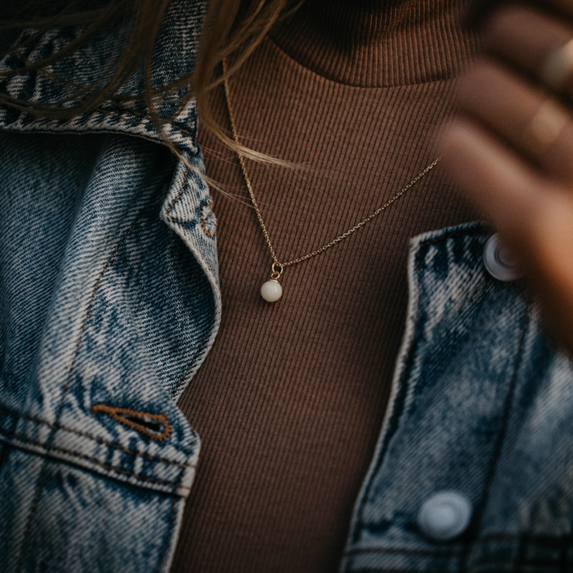 Muttermilch-Kette-Halskette-Lilia-weisse-Muttermilchperle-Echtgold-Alltagsschmuck