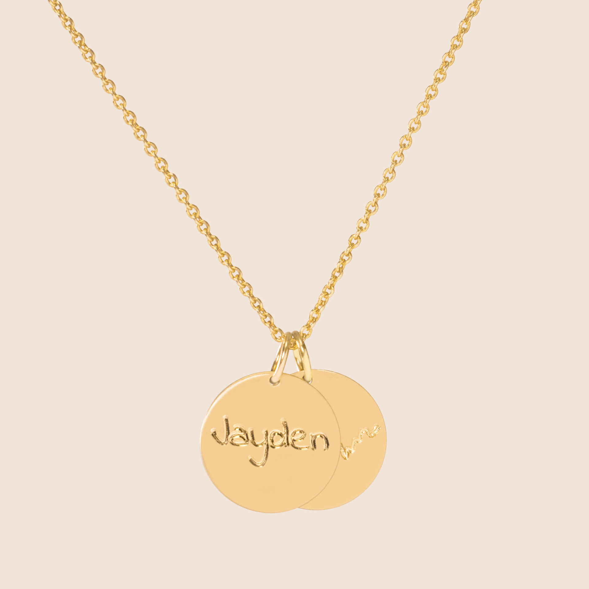 Personalisierte Halskette, Goldkette mit Namensgravur, Individuelle Namenskette, Maßgefertigter Schmuck, Kette mit Anhänger personalisiert, Gravurschmuck Gold, Feine Goldkette mit Anhänger, Personalisierbare Goldhalskette, Einzigartige Geschenkidee Schmuck, Schmuck mit Initialen, Halskette mit Buchstabenanhänger, Minimalistische Goldkette, Halskette mit Namensanhänger, Hochwertige Goldkette personalisiert, Massgeschneiderter Namensschmuck