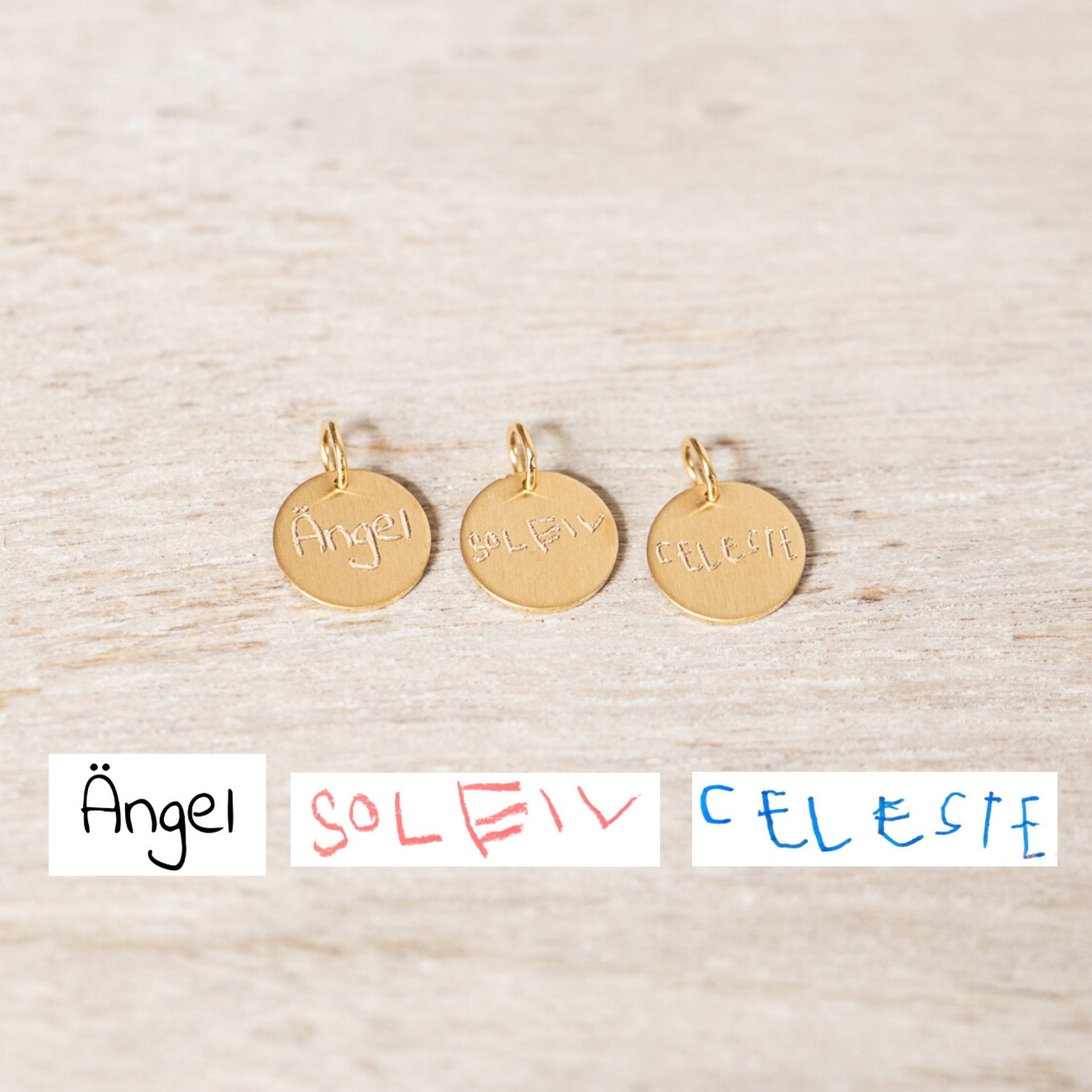 Anhänger 10 mm Goldplättchen mit Kinderhandschrift