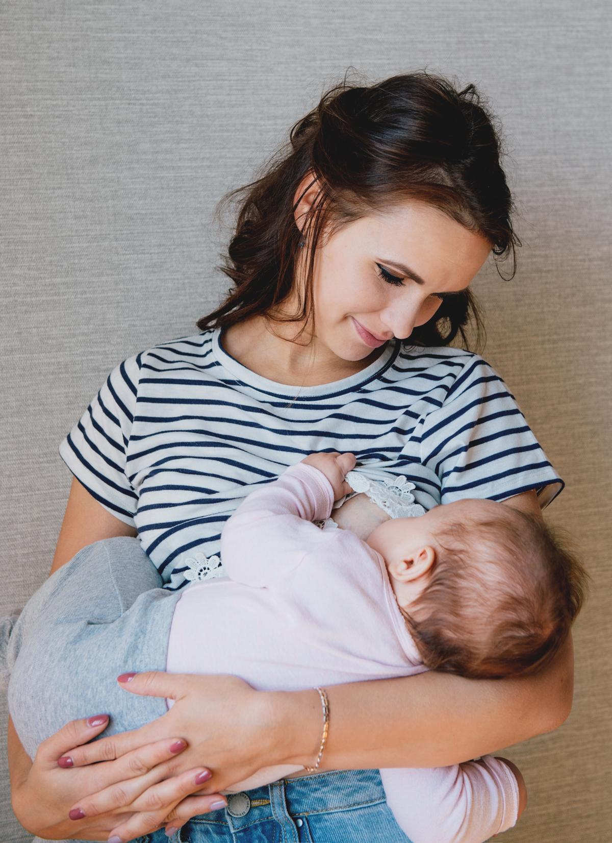 Stillende junge Mutter Stillen Schweiz Muttermilch Geschenk für Mamas Stillende junge Mutter Stillen Schweiz Muttermilch Geschenk für Mamas