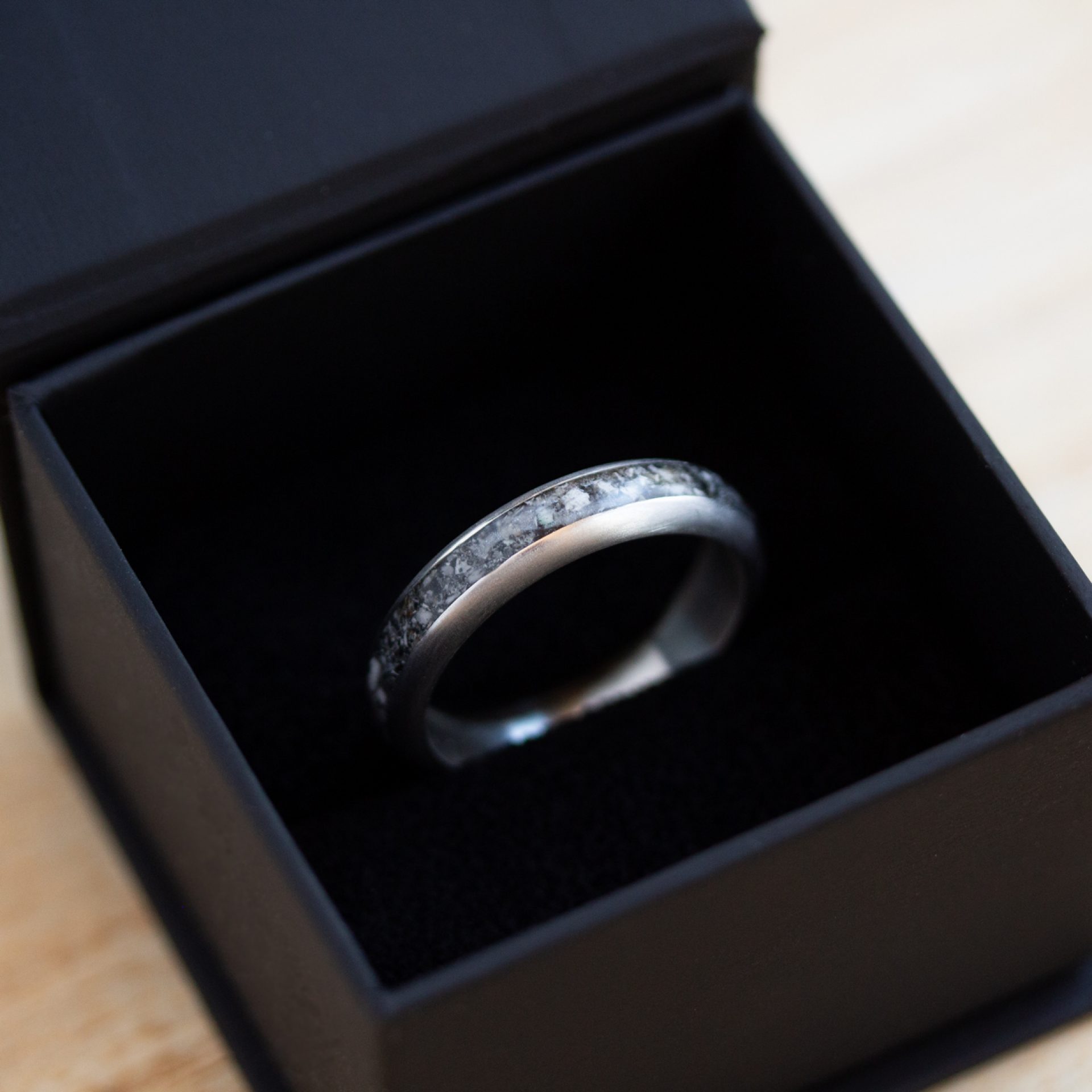 Ring aus Asche für Herren Silber Weissgold