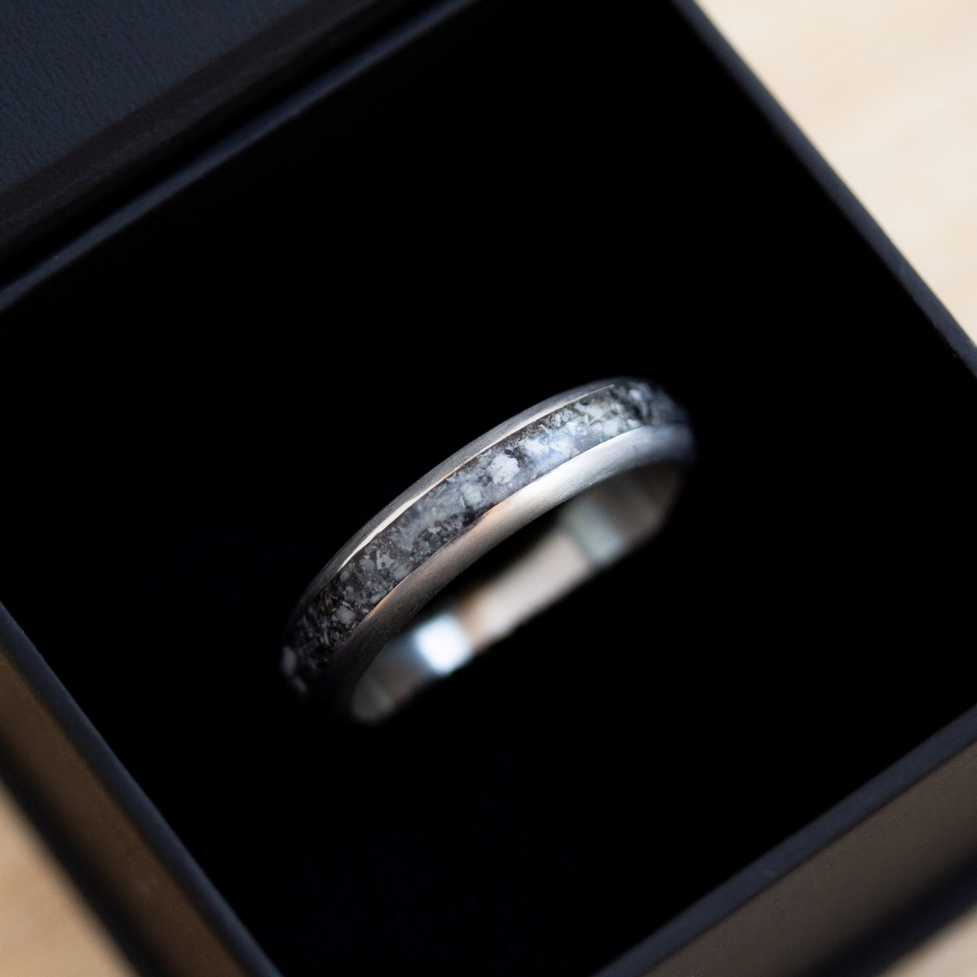 Ring aus Asche für Herren Silber Weissgold