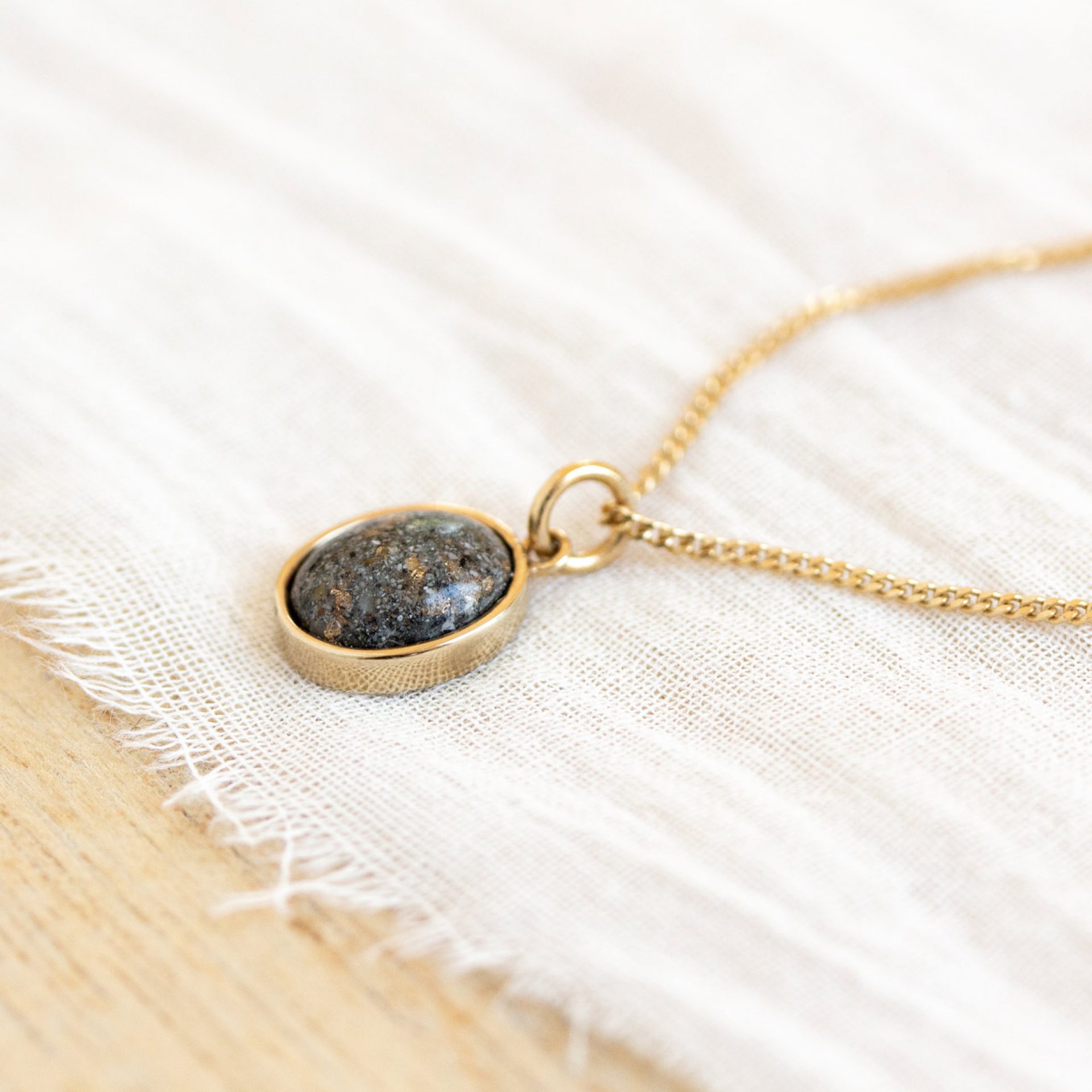 asche halskette erinnerung asche mensch tierasche schweiz gold 750 asche schmuck