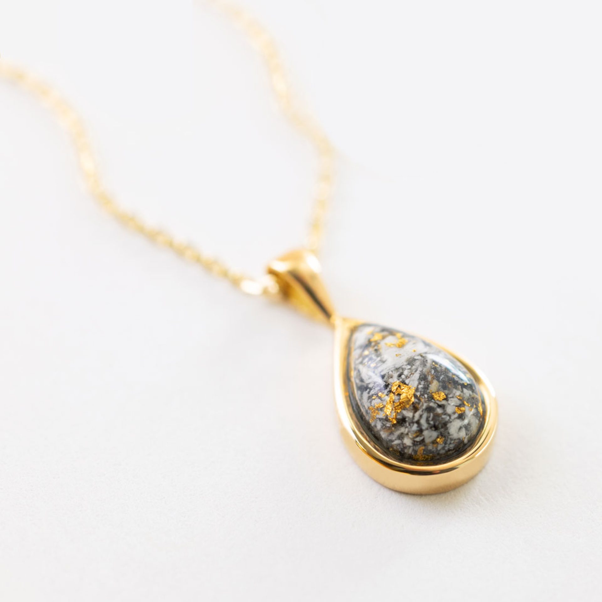 schmuck mit asche von toten menschen oder tieren