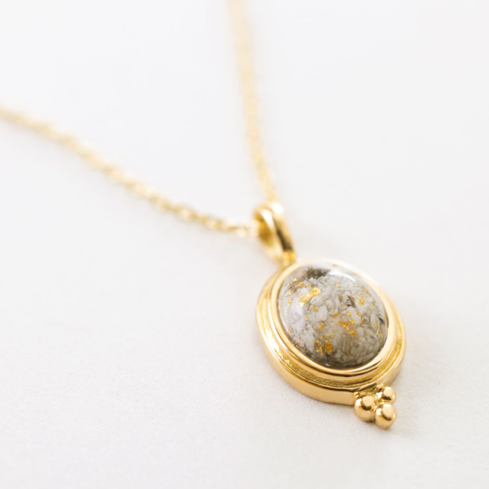 schmuck mit asche von toten menschen oder tieren