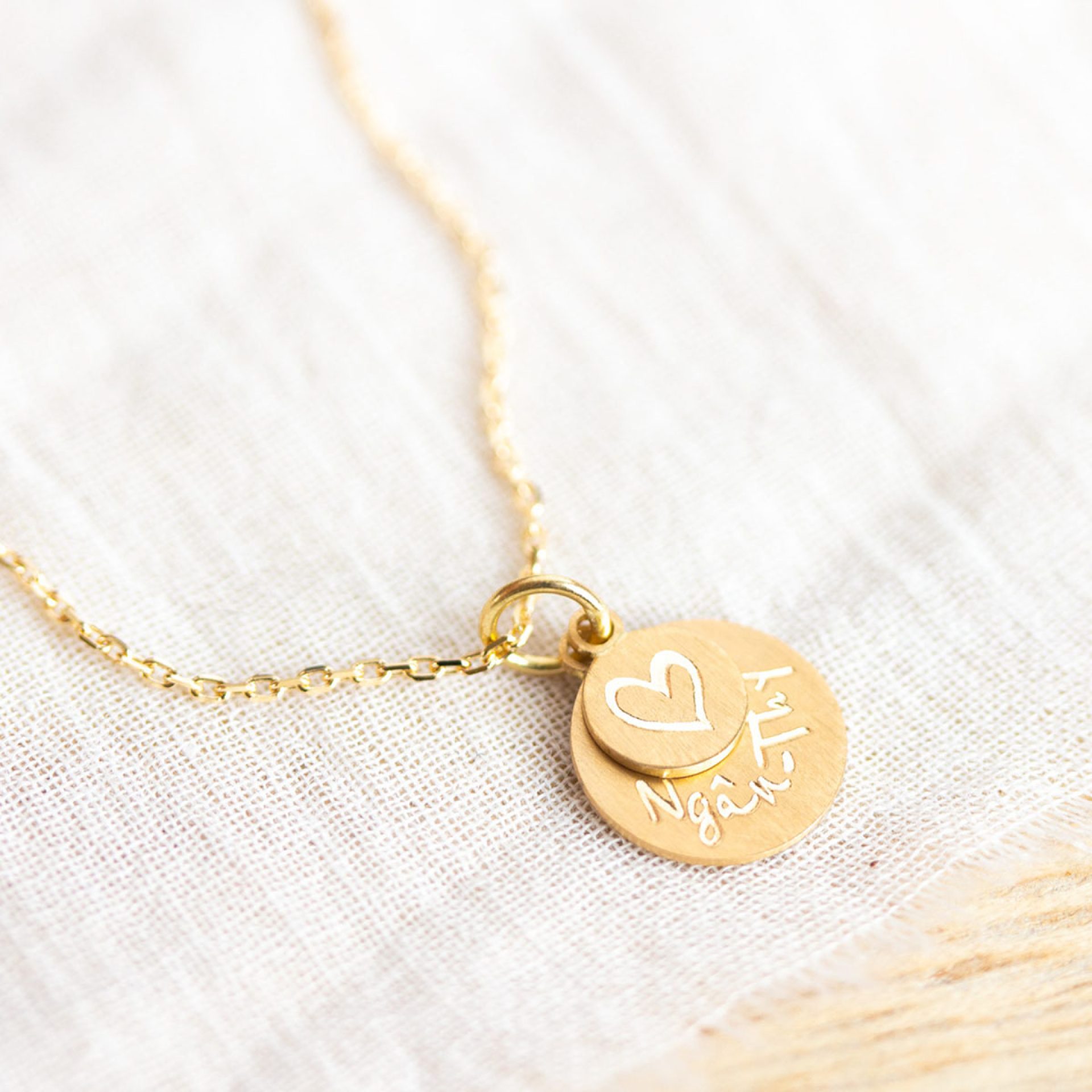 Halskette Nela Gravur runde Anhänger personaliserter Schmuck Echtgold Schweizer Qualität