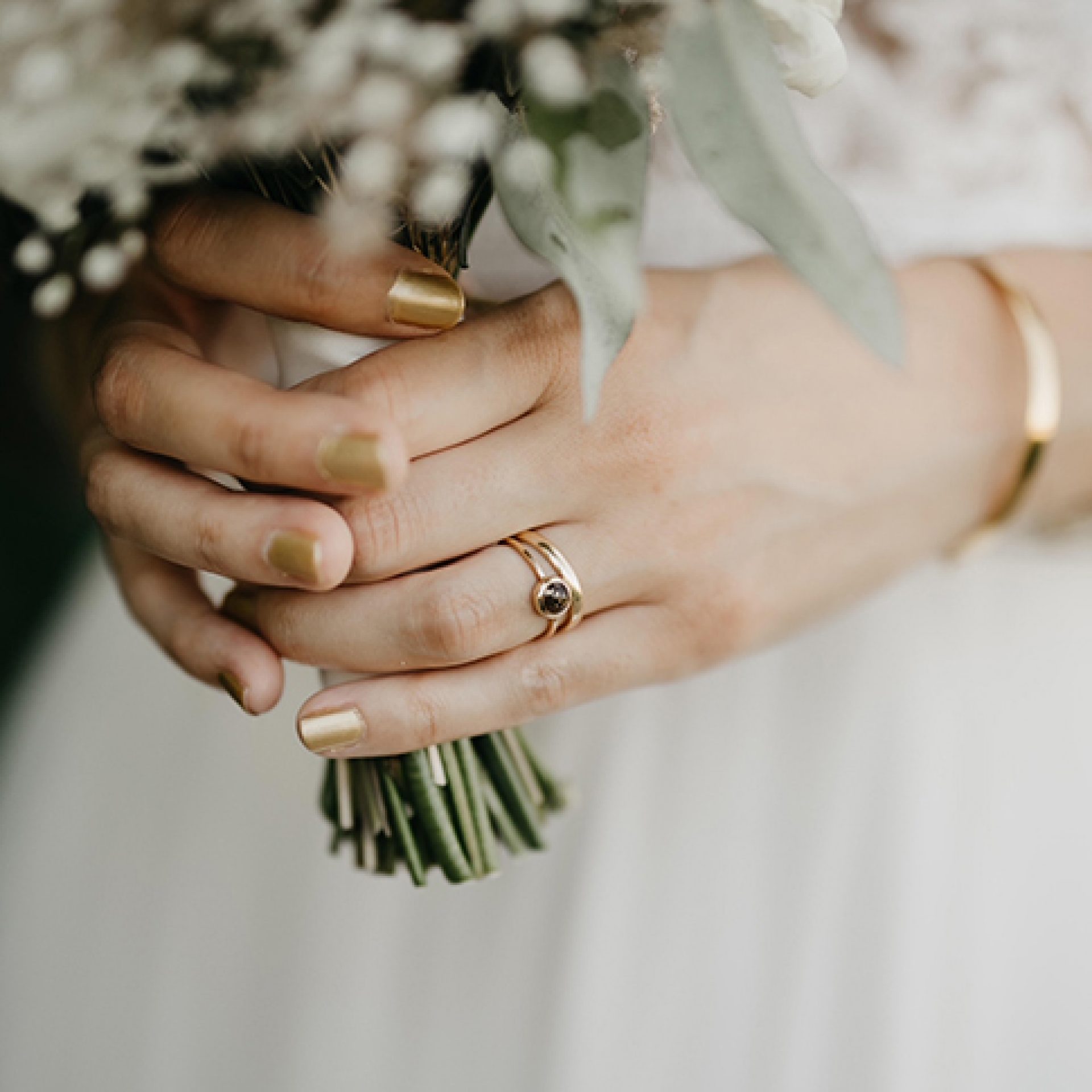 Klassischer Ehering kombiniert mit Aschering Azalea Erinnerung Hochzeit 18 kt Gold