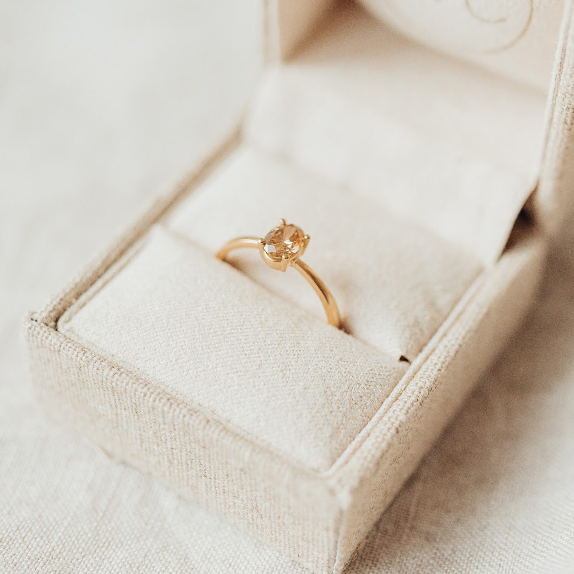 Ring Mayla ovaler Diamant Brillantschliff naturfarben Verlobung Oekogold
