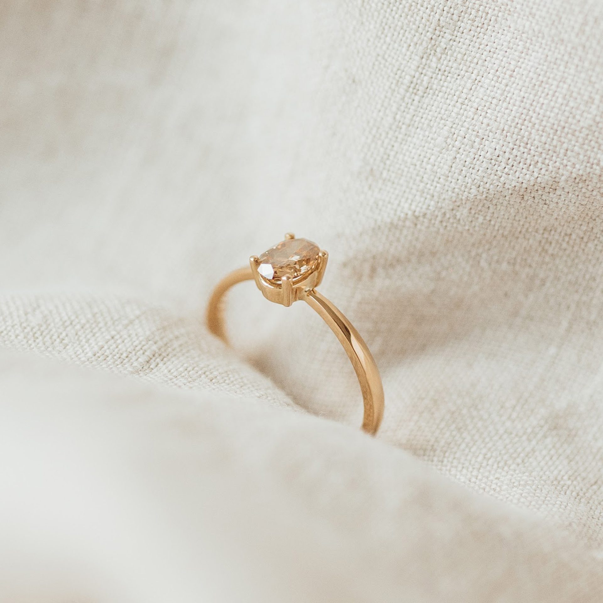 Ring Mayla ovaler Diamant Brillantschliff naturfarben Verlobung Oekogold