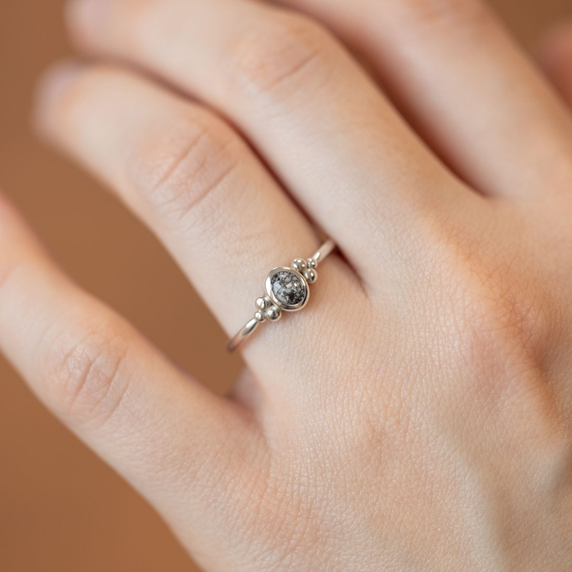 ring mit haar von verstorbenen tierhaar schmuck ring mit asche von toten tieren