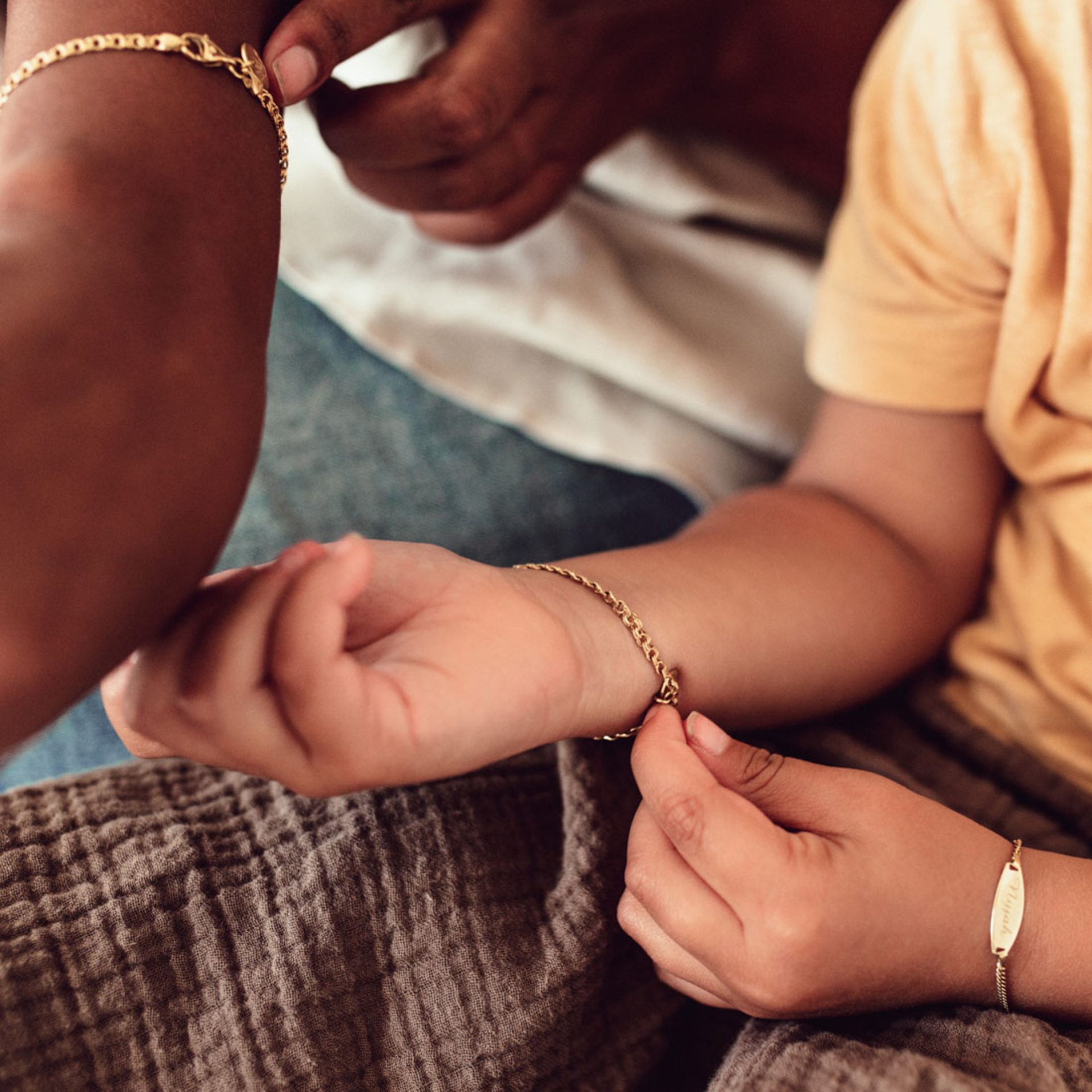 geschenk zur geburt baby armkette echtgold mit gravur