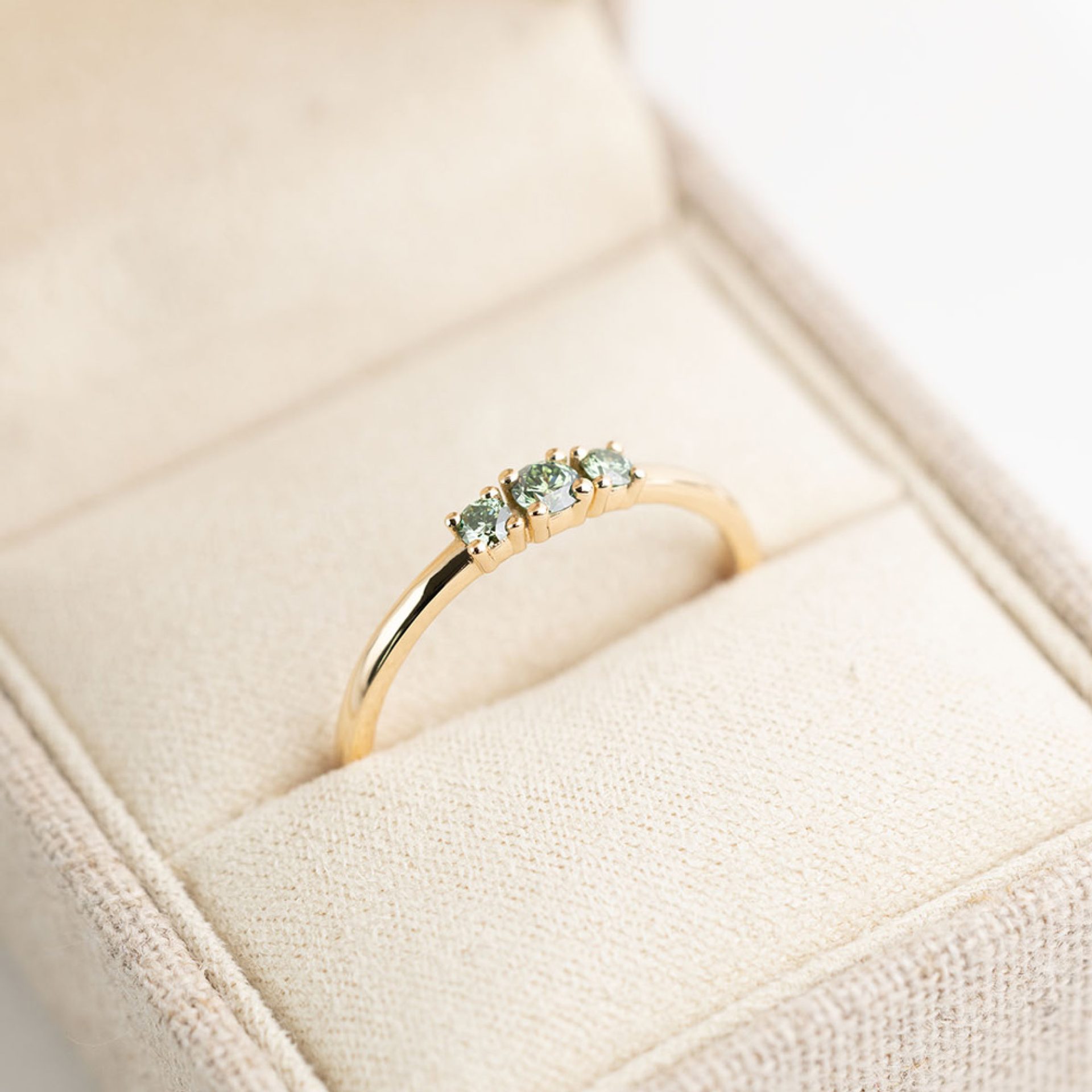 Ring Alva Verlobung mit drei grünen diamanten geschenk zur geburt