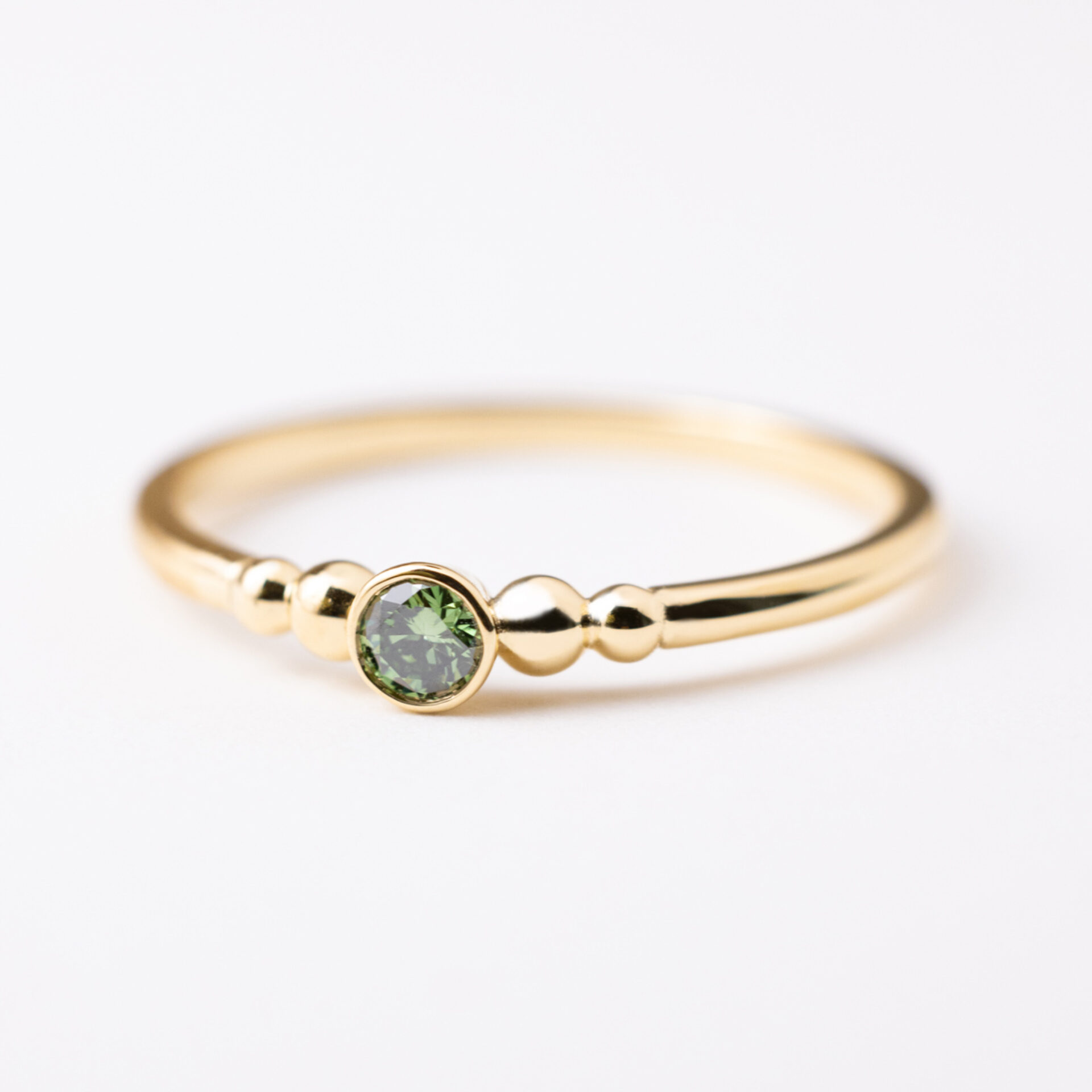 Verlobungsring Nola mit grünem Brillant Geschenk zur geburt oekogold
