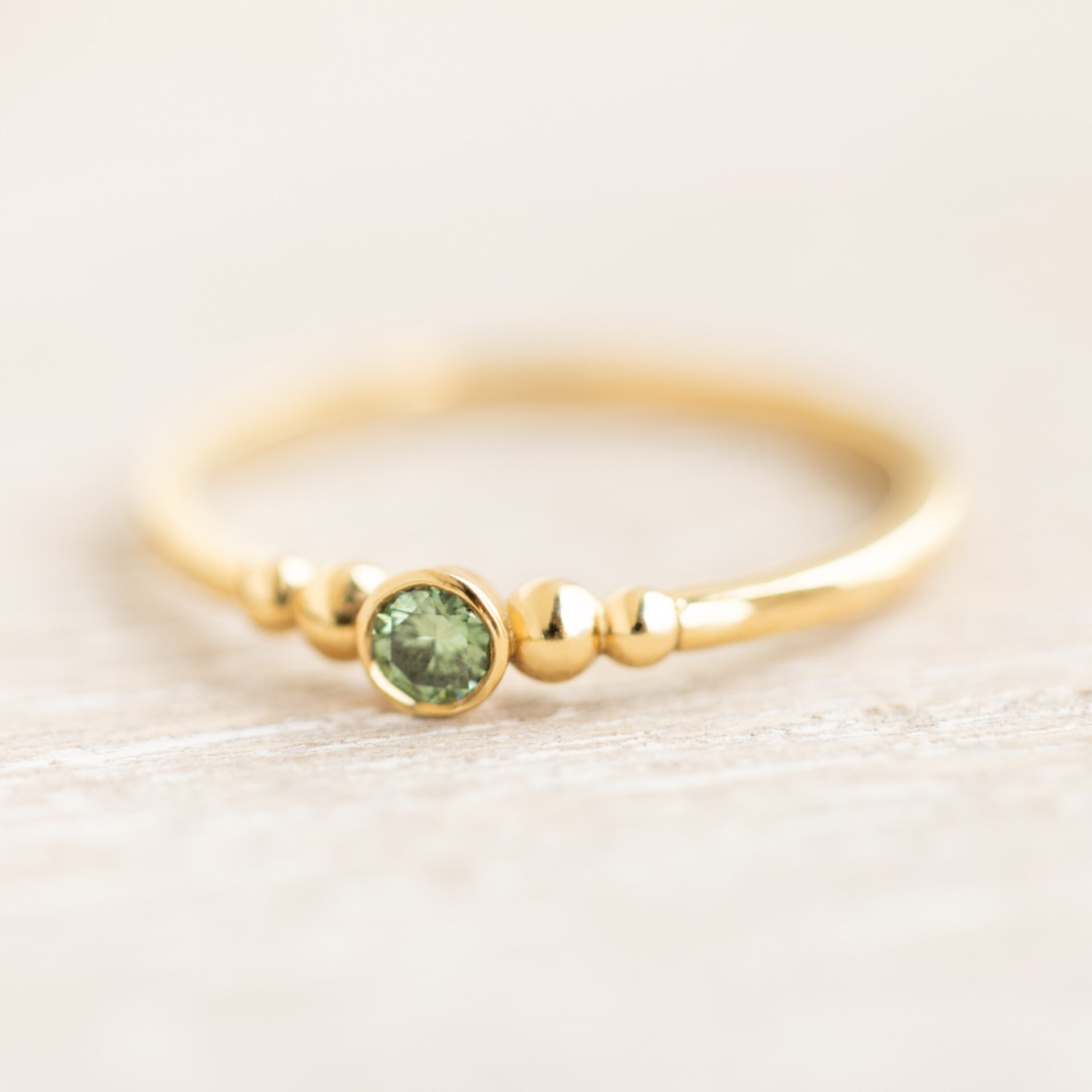 Verlobungsring Nola mit gruenem Diamant feiner Verlobungsring aus recyceltem Gold Schweiz