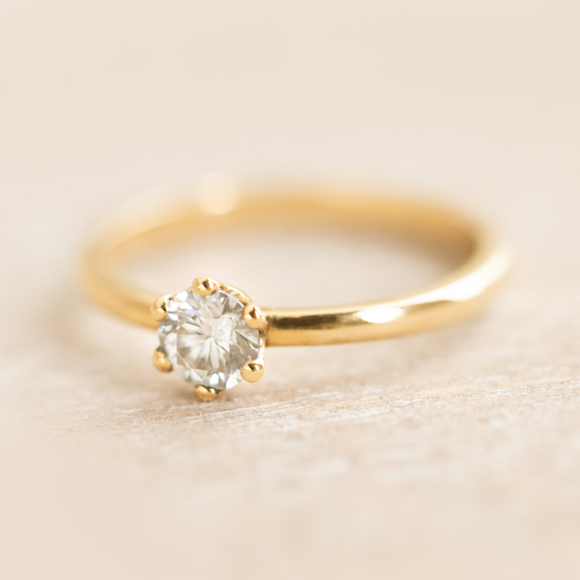 Verlobungsring mit weissem Diamant Schweiz Oekogold 750
